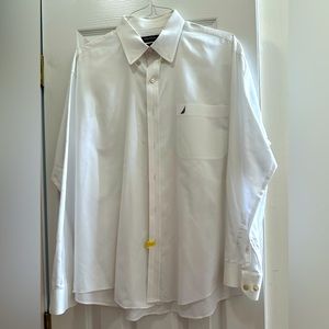 Gently worn Men’s White Náutica Classic Fit Long Sleeve Button Down Dress Shirt